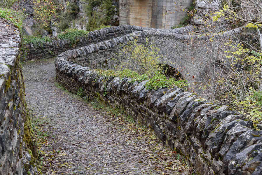 Huesca - parque nacional de Ordesa y Monte Perdido - valle de Añisclo 29 - cañon de Añisclo - puente de San Úrbez.jpg